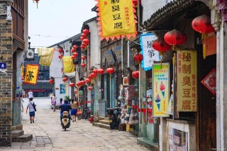 被稱為活的“清明上河圖”，非遺文化頗多，是休閑旅遊的好去處