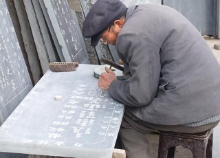 農村刻碑人，民俗文化的堅守者，網友：見證生命的永恒，堪稱匠人