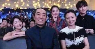 關曉彤用手捂著裙子的照片火了，網友點讚：手放的地方