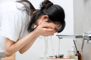 冬季皮膚乾燥想水潤，該怎樣正確洗臉好？這4招來幫你科學潔面_水分_護理_頻率