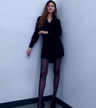美女到底長啥樣？女明星挑戰“乳膠”人魚裙子，分明就是仙女下凡
