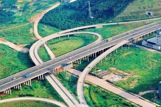 成都將要建成的一條高速公路，雙向六車道，全長約157公里