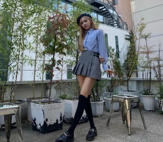 最近女明星都愛穿“瘦腿襪”，Lisa直接穿到大腿，不愧風靡娛樂圈