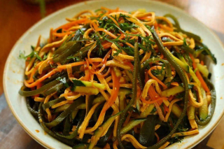 天氣熱沒胃口，大魚大肉不稀罕，就饞這涼拌菜，4種食材拌一大盆_醬汁_胡蘿卜_靈魂