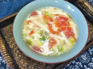 天氣冷了，煮一鍋濃濃鮮湯，不放肉也香，好喝又溫暖