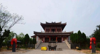 他的皇陵修在黃河灘上，黃河水繞著流，盜墓賊躲著走