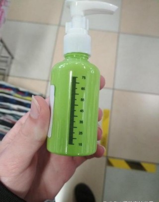 小區裏籃球、足球二合一的運動場，看中間兩根柱子，估計還要整合羽毛球和網球！