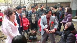 娶妻三年妻子突然去世，他多年不再娶，算命師傅：妻子尚在人間！