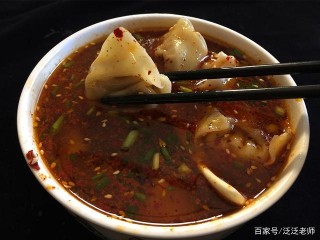 愛吃甜的南方人，卻對紅湯辣餛飩情有獨鐘，吃了還要喝完紅湯才走
