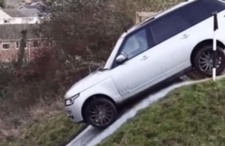 自動擋汽車下坡應該踩刹車掛D擋？老司機：這樣做才是最安全的