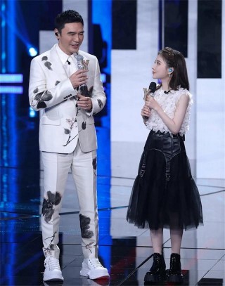 馮提莫在娛樂圈火了，各大綜藝上個爽！當導師、合作大咖引熱議