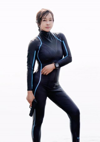 劉曉慶曬泳裝照慶生，65歲身材仍凹凸有致，穿健美褲太賺眼球