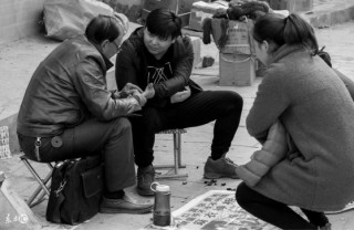 哥哥為弟弟放棄未來，弟弟有錢後卻嫌棄他，算命先生：因果將報了