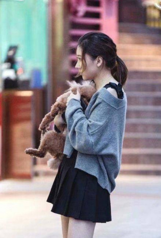 路人街拍：貌美膚白的小姐姐，展現時尚酷雅氣質，盡顯時尚女人味
