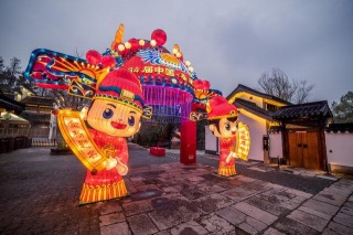 秦淮燈會開啟過年模式，槳聲燈影伴國潮，南京變金陵
