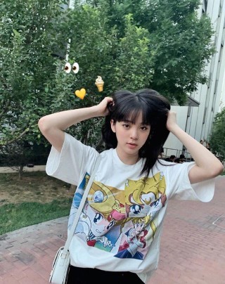 歐陽娜娜曬夏日清新照變身活力美少女，渾身洋溢著青春的氣息