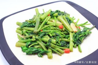 炒空心菜時，直接下鍋炒是錯的！教你正確做法，空心菜翠綠不發黑