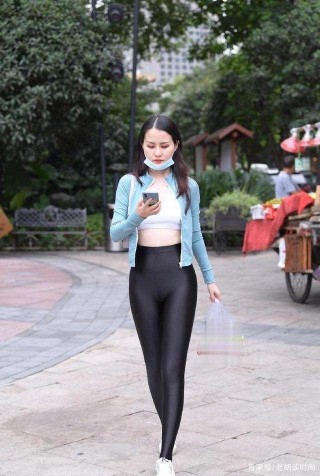 瑜伽褲不用什麼花哨，從視覺上把身材拉長，時尚元素的最佳詮釋