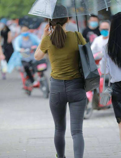 柳腰細腿的打底褲美女，用心搭配才不會平庸，遮肉顯瘦