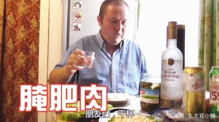 俄羅斯人：你敢吃生肥肉嗎日本人：你敢吃生雞蛋嗎店掌櫃：呵呵！