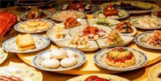 皇帝吃飯吃出頭發，眾人驚慌不知如何是好，此人忙說四字龍顏大悅