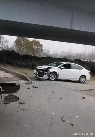 淮安二汽車發生碰撞後，巨大的沖擊力將綠化帶水泥台子都撞壞了