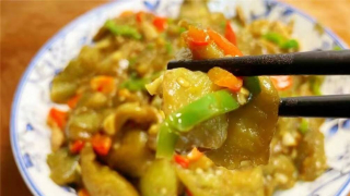 炒茄子不要過油和直接下鍋！教你正確做法，茄子鮮嫩入味、不吸油_海綿_紅椒_醬汁