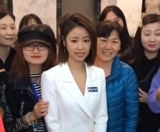 43歲林心如顏值什麼水平？與同齡素人合影像兩代人，她就是不服老