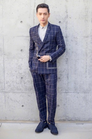 毀容後轉型成型男的胡歌, 西裝參加時裝周秒殺同台模特!