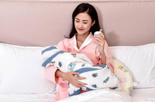 母乳媽媽“躺喂”成常態，小嬰兒深受其苦，怎樣喂寶寶更合適？