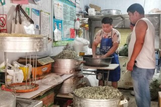 河南男子集市做“別樣”美食日賣數百斤，材料竟多是不起眼的野菜