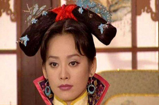 她是孝莊太後的妹妹，丈夫被叔叔暗害致死，她卻懷著孩子嫁給叔叔