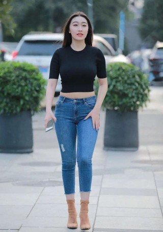 連衣裙的穿搭不挑人，突出強烈時尚氣息，顯得時尚潮流範十足
