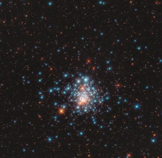 哈勃新太空照展示華麗恒星團