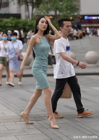 氣質女生的造型真美，穿修身掛脖裙舒適又顯身材，優雅感撲面而來