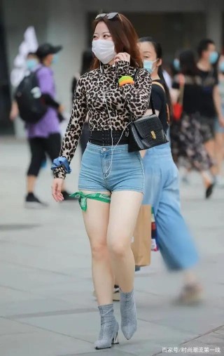 看似“老土”的短褲T恤，跟著美女這樣穿，也會有時
