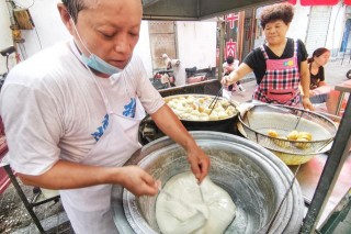河南大媽城裏賣特色鄉村美食三十年，每天有人跑半座城來買