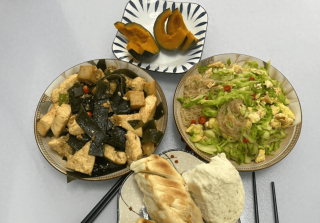 老兩口的假期午餐，在朋友圈火了！朋友：好吃不浪費，真會過日子_大頭菜_老伴_海帶