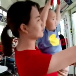 二胎寶媽帶娃坐地鐵，無人讓座被擠到車門，1歲寶寶的舉動惹人疼
