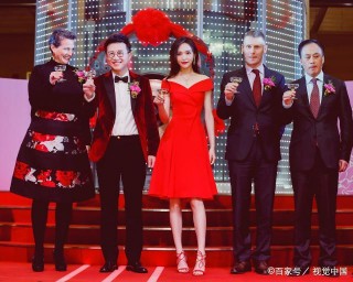 經典紅裙搭配，都是女明星的最愛，真的太顯身材了