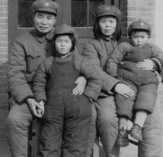 1950年楊得志回鄉，看到四人抬的轎子時：我可不把別人的肩膀當路_時候_姐夫_照片