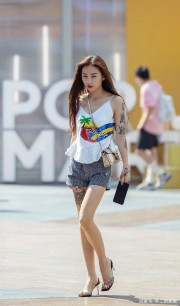 連衣裙呈現柔美的風格，突顯潮流時尚感
