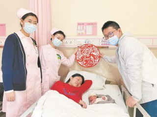醫護人員假日堅守，春節期間江城近400名嬰兒出生，牛寶寶小名“苗苗”寓意有田又有草