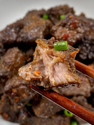 哇！牛肉粒外焦裏嫩的秘訣是啥？3招讓你秒變廚房高手！_小楠_紋路_料酒