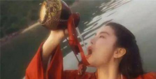 盜墓賊喝下古墓中的千年老酒，醉倒兩天才醒，醒後一句話逗笑眾人