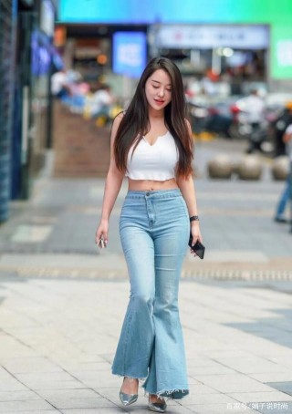 瑜伽褲勾勒出完美身材，宛若美麗姑娘那綻放的青春，個性十足