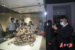 “幾千年前是怎麼制造出這件青銅器的，不可思議”，東盟代表親密接觸荊楚文化