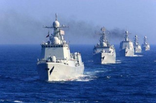 大批美日士兵包圍東海島礁，下令擊沉靠近軍艦，接下來一幕解氣