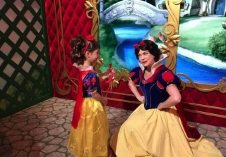 朱茵女兒cos白雪公主超開心 軟萌可愛遺傳媽媽美貌