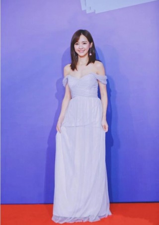 辣媽陳意涵身穿一襲水藍色紗裙亮相紅毯 仙美優雅又具少女氣質